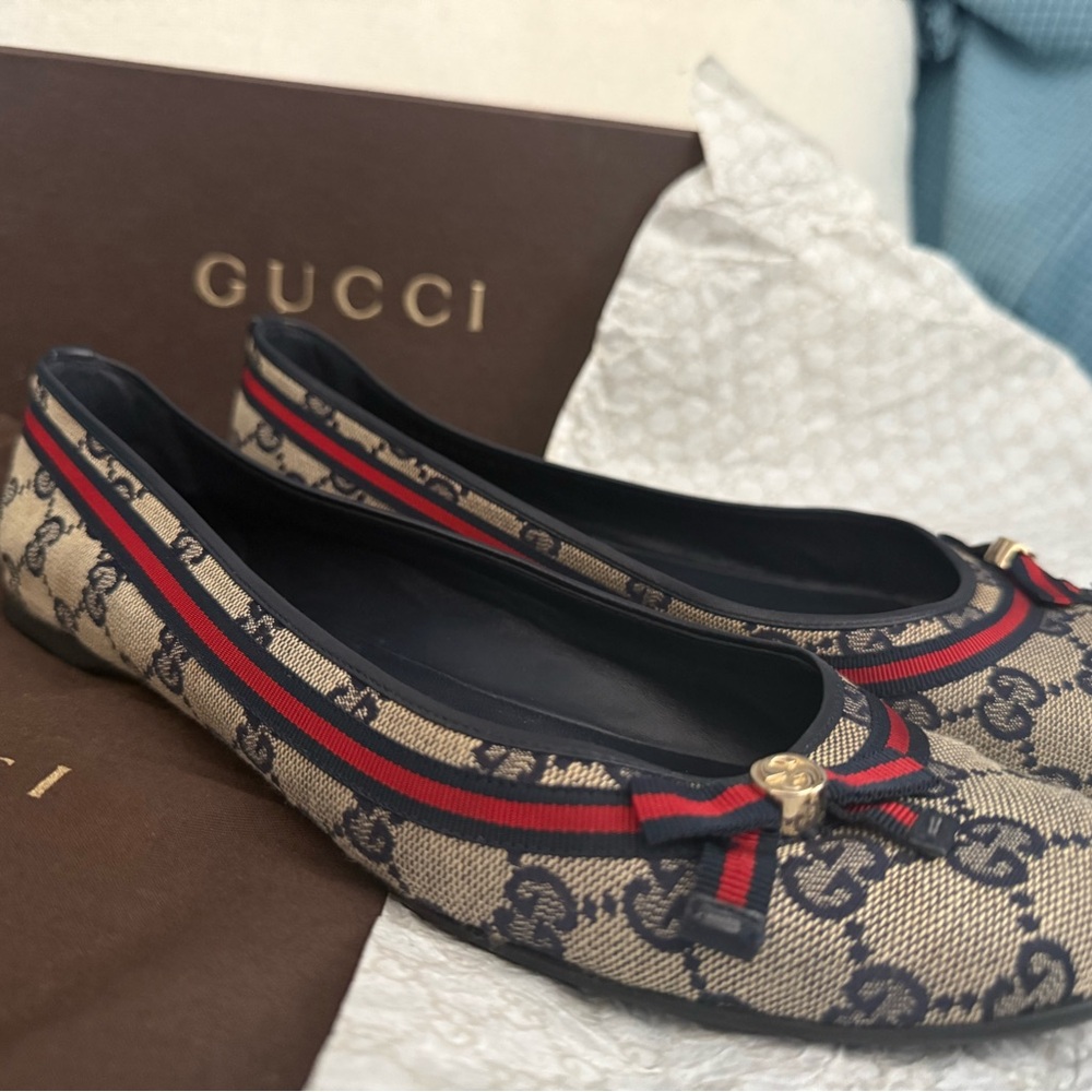 Gucci Cream and Black Flats with Monogram Design